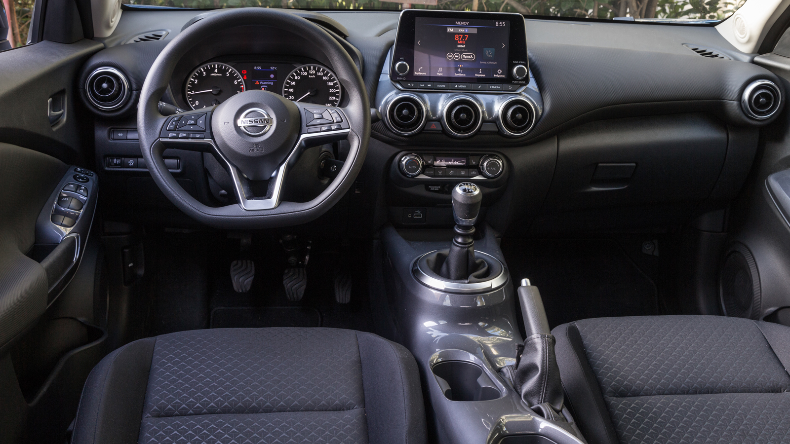Το εσωτερικό του Nissan Juke είναι εμπνευσμένο σχεδιαστικά προβάλλοντας έντονα νεανικό χαρακτήρα. Παράλληλα ικανοποιεί με την ποιότητα κατασκευής και 