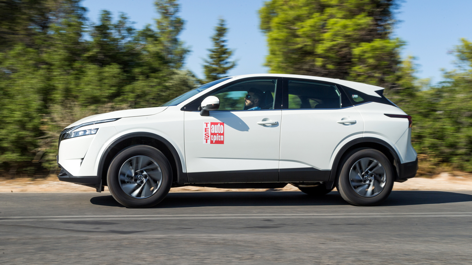 Το Nissan Qashqai διαθέτει ήπια υβριδική τεχνολογία, η οποία αξιοποιεί την ενέργεια από το φρενάρισμα για να προσφέρει ένα ηλεκτρικό boost στις χαμηλέ