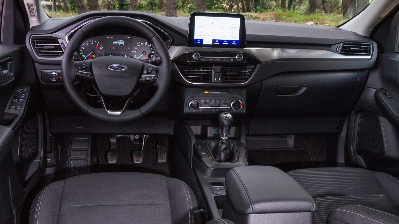 To εσωτερικό του νέου Kuga παραπέμπει σε αυτό του Focus, ενώ ποιοτικά είναι πολύ καλό με ευρεία χρήση μαλακού πλαστικού, αλλά και προσεγμένη συναρμολό