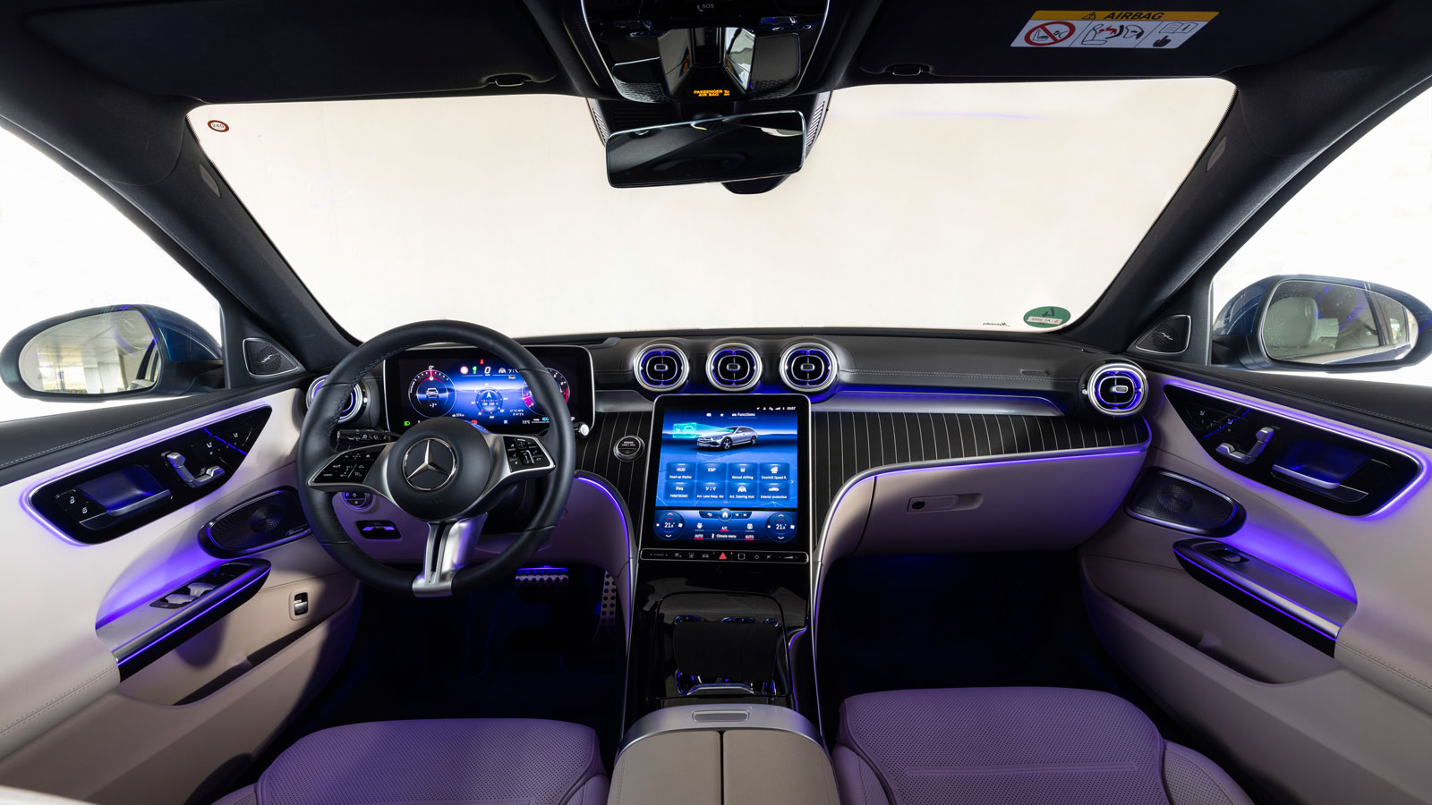 Το εσωτερικό δεν διαφέρει από αυτό που γνωρίζουμε ήδη από τις δοκιμές των υπολοίπων εκδόσεων της C-Class και μας έχει εντυπωσιάσει με τη σχεδίαση και 