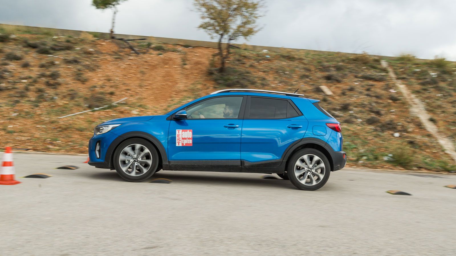 Το σφιχτό Kia Stonic διαθέτει ευχάριστο οδηγικό χαρακτήρα και μια ήσυχη ανάρτηση, παρόλο που οι επιβάτες θα νιώσουν αναταράξεις σε έντονες ανωμαλίες τ