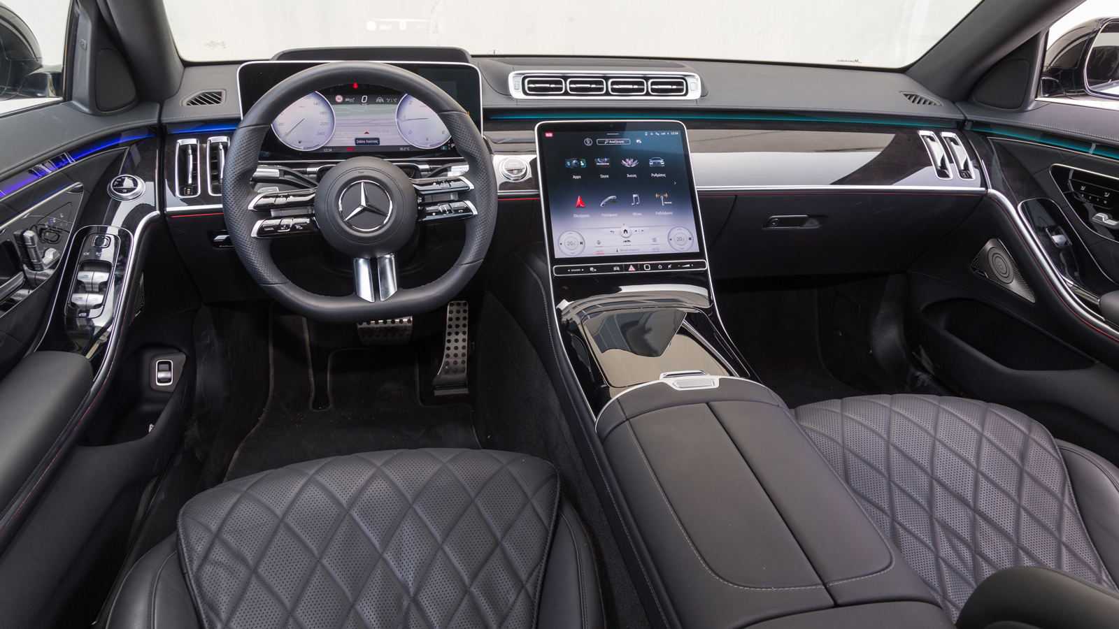 Το εσωτερικό της Mercedes S-Class βγάζει κάτι από upper class. Είναι απίστευτο πως ο αρχοντικός και πολυτελής χαρακτήρας συνδυάζεται με τη super high-