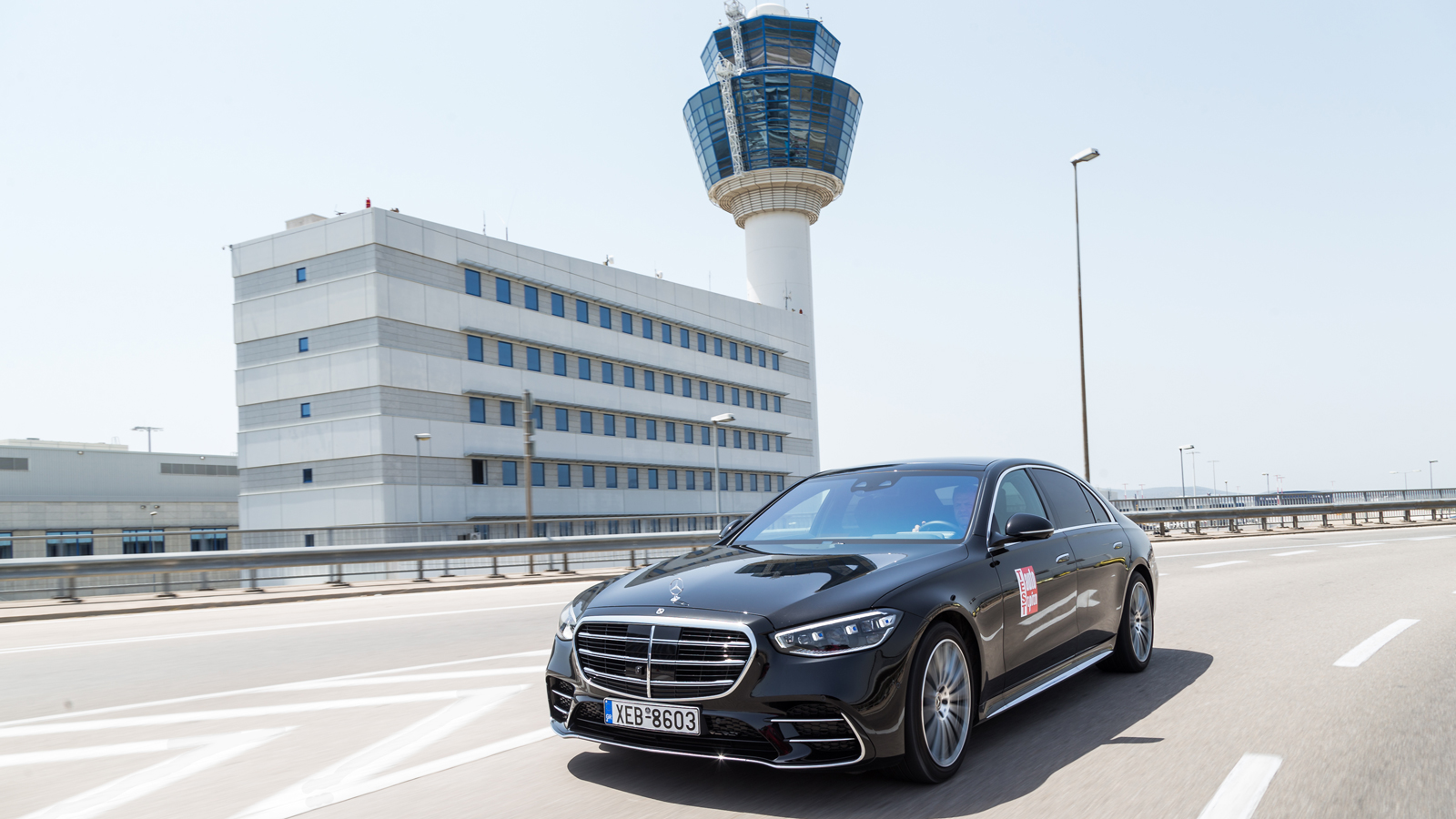 Φυσικά η S-Class μπορεί να κινηθεί χωρίς να παίρνει εντολές από τον οδηγό, έως ένα βαθμό, αλλά αυτό που μετράει είναι η αρμονία άνεσης και οδηγικής συ