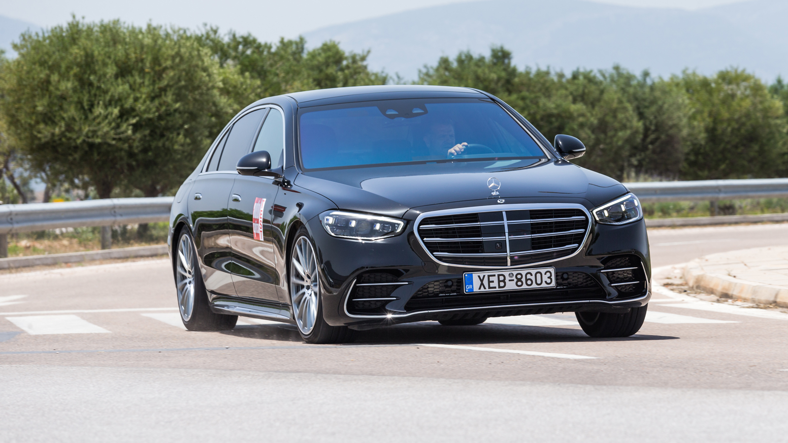 Αν ο οδηγός πιέσει, η υπερλιμουζίνα της Mercedes δε θα δυσανασχετήσει και τόσο, εκτελώντας σωστά τη δοκιμασία έστω και με μια τάση για αύξηση στην κλί