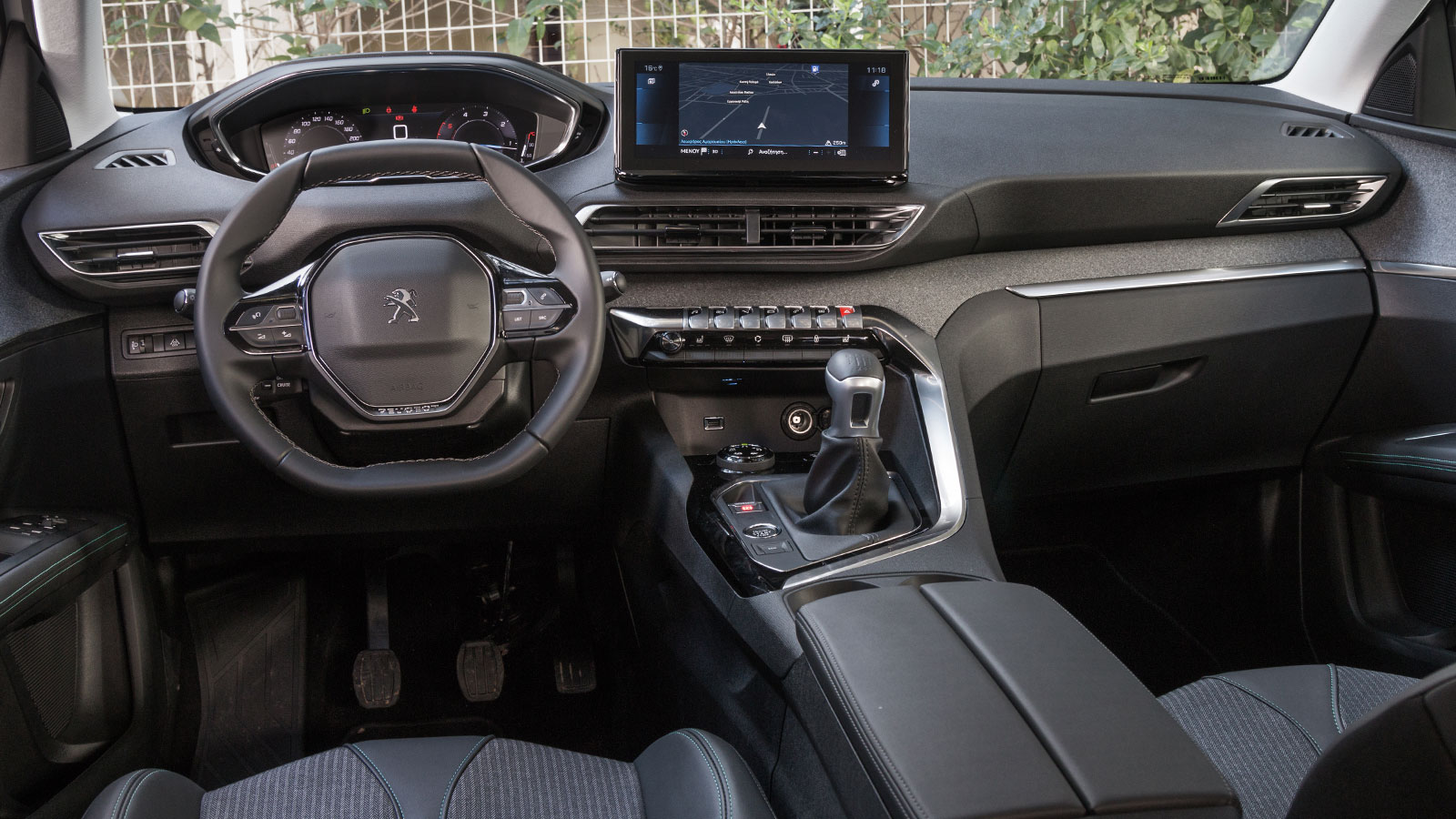 Εντυπωσιακό σε design και premium σε ποιότητα και φινίρισμα το εσωτερικό. Η ανανεωμένη έκδοση του i-cockpit προσφέρει οθόνη αφής 10 ιντσών. Την πιο εν