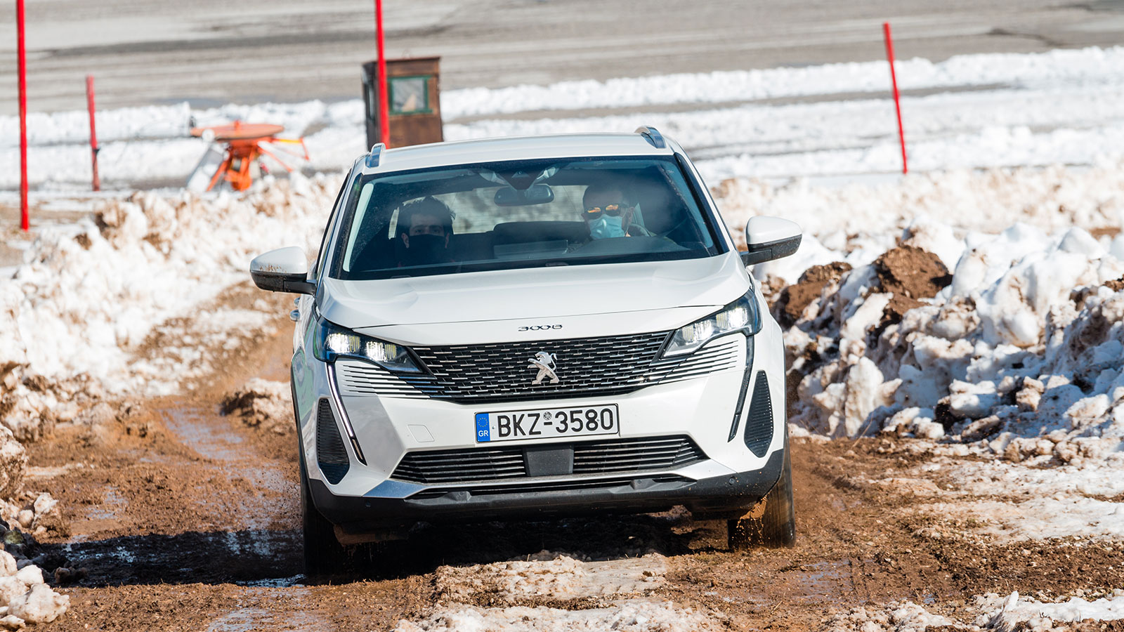 Στη λασπωμένη, από λιωμένο χιόνι και πάγο, ανηφόρα χάρη και στη ροπάρα του κινητήρα και την πρόσφυση των M+S ελαστικών δεν είχε απολύτως κανένα πρόβλη