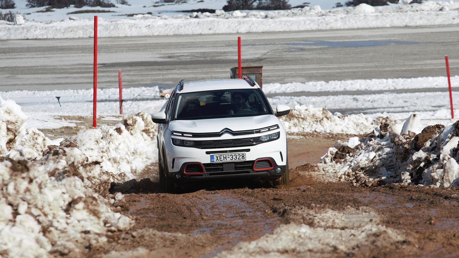 Το αυξημένο του ύψος από το έδαφος και το Grip Control σύστημα σε συνδυασμό με τα M+S ελαστικά που προσθέσαμε, έβγαλαν το C5 Aircross ασπροπρόσωπο στι