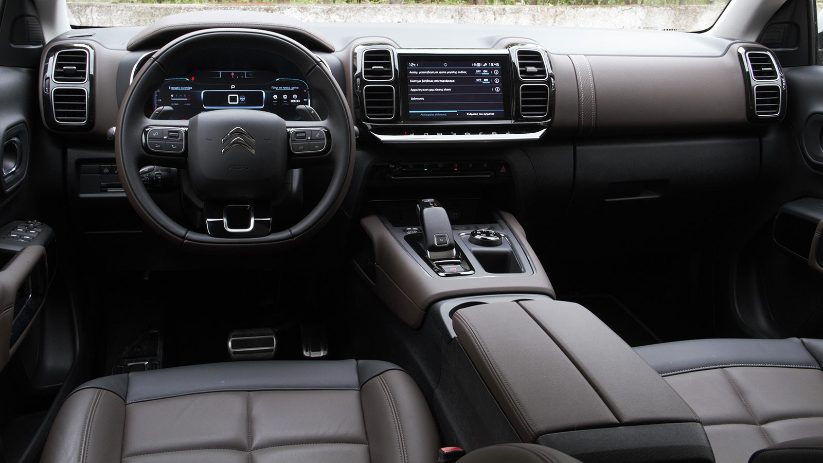 Σύγχρονο και ιδιαίτερα άνετο είναι το εσωτερικό του Citroen C5 Aircross, ενώ ικανοποιεί και με την ποιότητα κατασκευής του παρά την ευρεία χρήση σκληρ