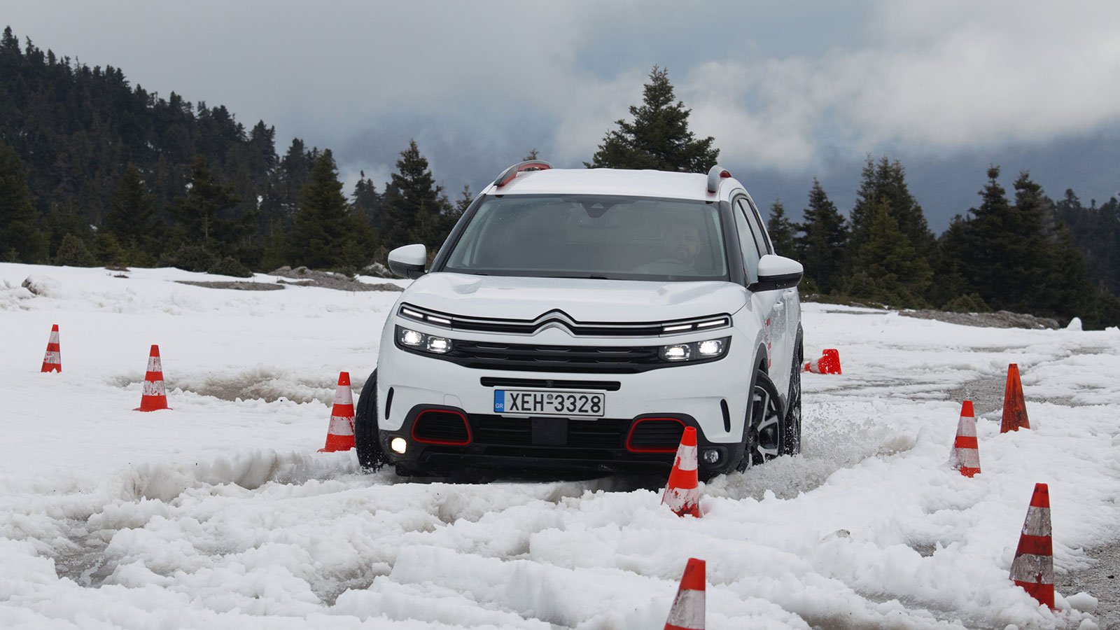 Αν και η αίσθηση από το σύστημα διεύθυνσης είναι ελαφριά γενικότερα και ιδιαίτερα σε συνθήκες χαμηλής πρόσφυσης, το C5 Aircross δεν είχε κανένα πρόβλη