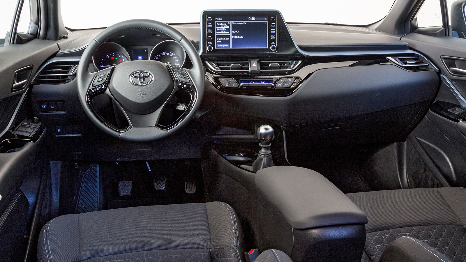 Σπορτίφ και ξεχωριστό είναι και από μέσα το C-HR με την ποιότητα να είναι ακόμα καλύτερη στην ανανεωμένη εκδοχή του, με τα μαλακά υλικά να έχουν καλή 