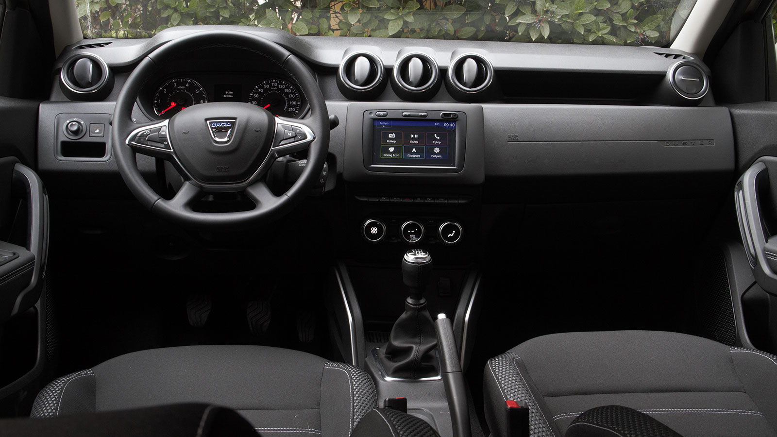 Καλό παρά τα σκληρά πλαστικά είναι το επίπεδο ποιότητας του Duster, ενώ ο διάκοσμος είναι λιτός αλλά ευχάριστος.