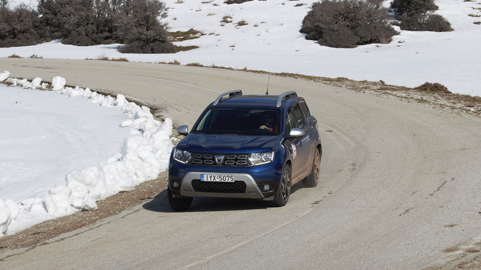 Στα πιο κλειστά κομμάτια της διαδρομής, το Duster εμφάνισε αισθητή κλίση στις στροφές και πρόωρη υποσροφή, πότε όμως απότομα ή αιφνιδιαστικά.