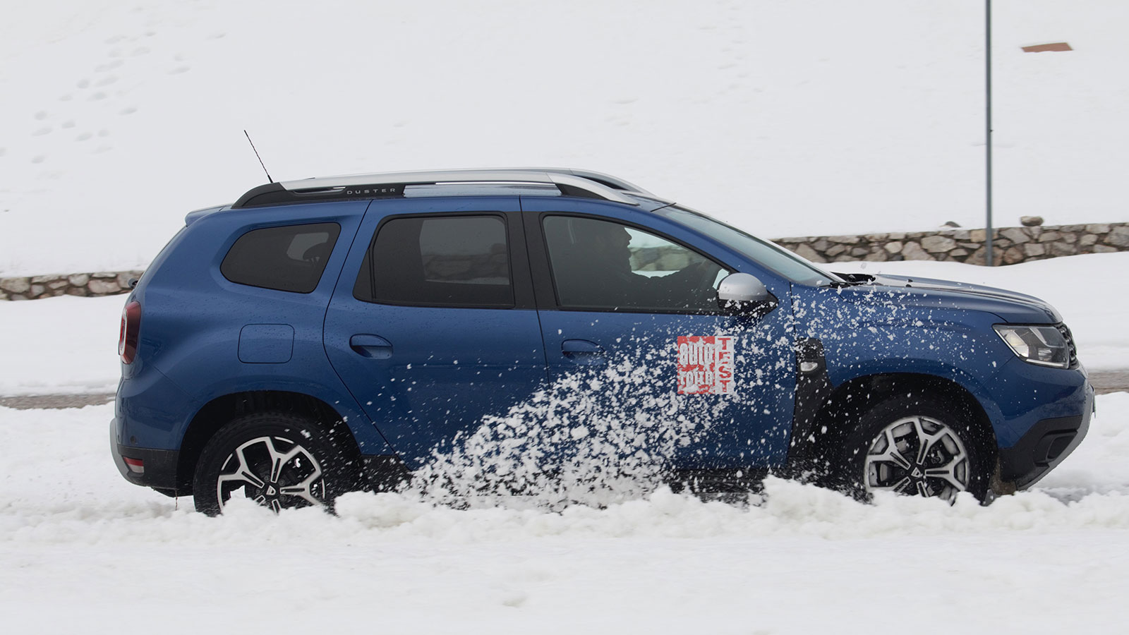 Στο πυκνό χιόνι και στις χιονισμένες ράγες τα 210 χλστ. απόστασης εξασφαλίζουν μια σχετική άνεση χωρίς να φοβάστε τη συσσώρευση μαζών κάτω από την κοι