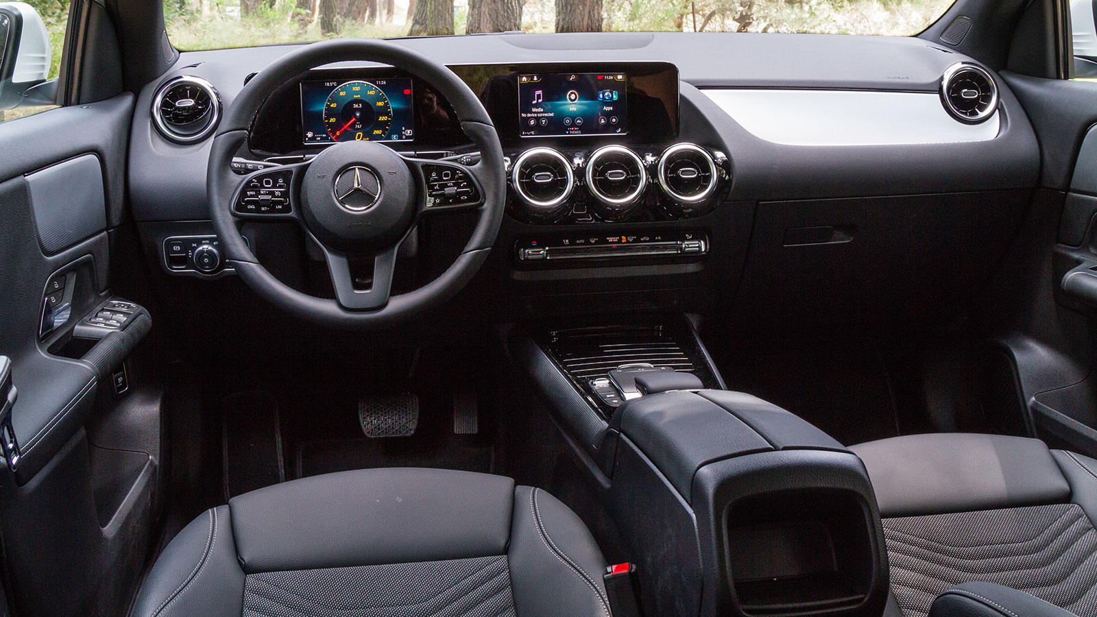 Εντυπωσιακό και άκρως ποιοτικό το εσωτερικό της Mercedes GLA, ξεχωρίζει με τις οθόνες και το ΑΙ σύστημα MBUX. Στο ταξίδι στην εθνική οδό είπαμε πολλές