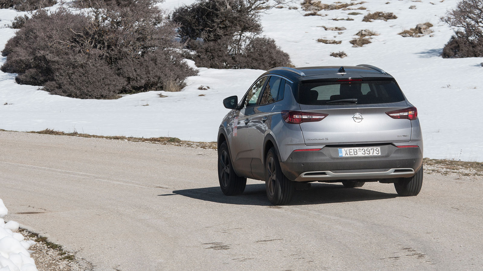 Η απορροφητική ανάρτηση του Grandland X, καθώς και το ελαφρύ του τιμόνι το καθιστούν «καθημερινό» παρά τις πληθωρικές διαστάσεις του και αρκετά εύκολο