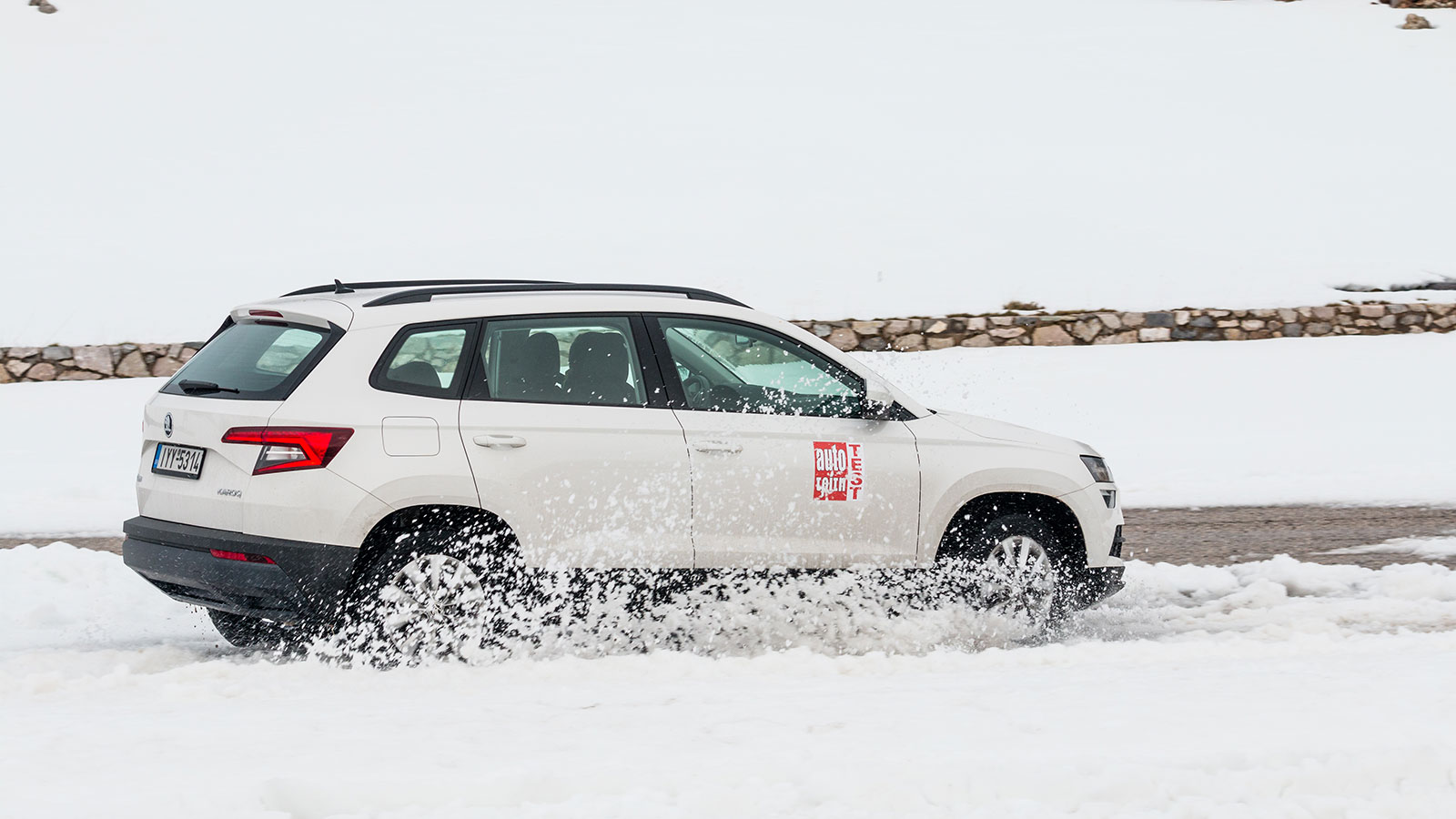 Χωρίς κάποιο ειδικό σύστημα πρόσφυσης, αλλά με 172 χλστ. από το έδαφος και χειμερινά ελαστικά, το δυνατό Skoda Karoq κατάφερε να ανταποκριθεί με ασφάλ