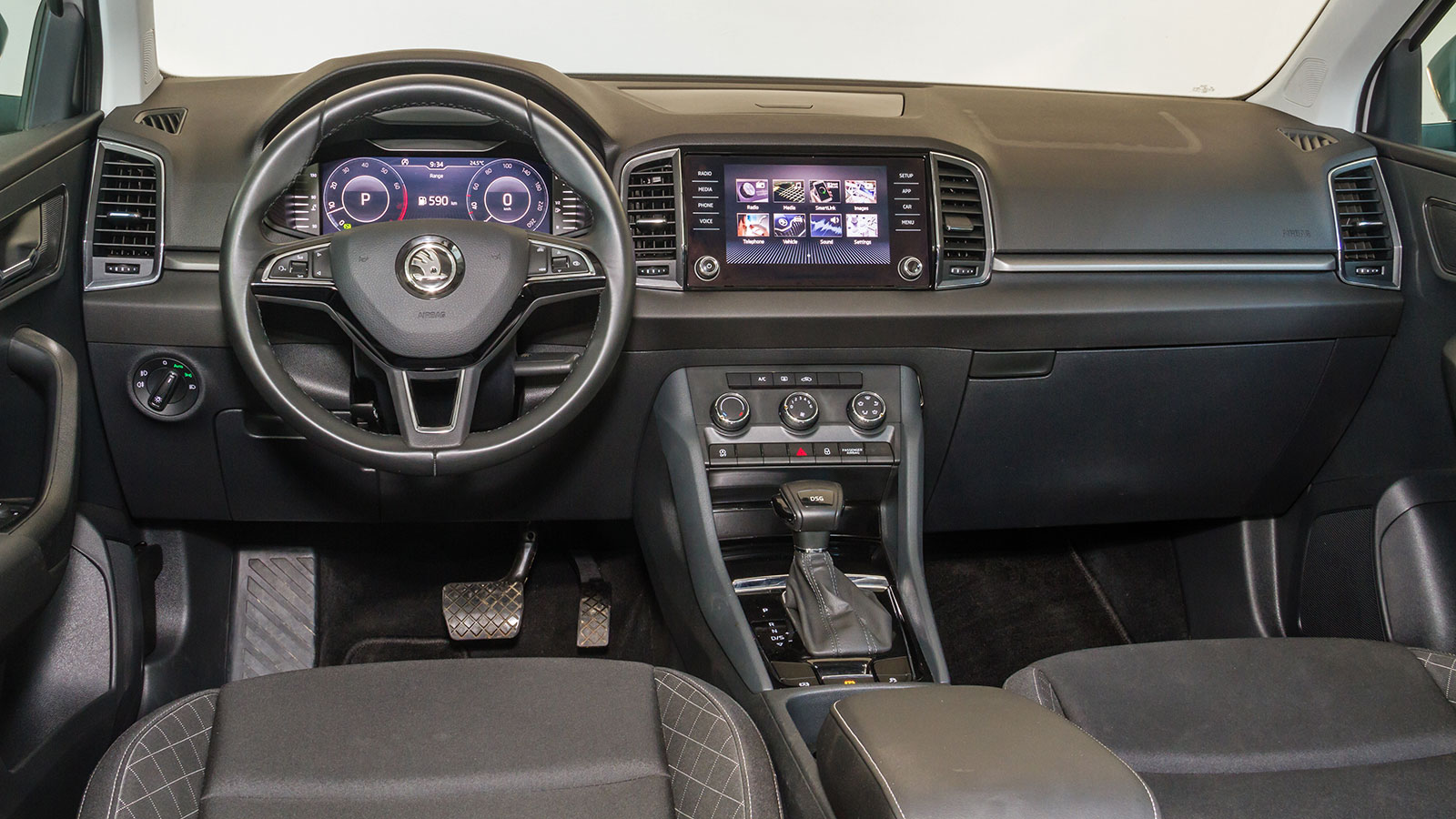 Μπορεί να μην έχει σχεδιαστικές εξάρσεις, ωστόσο το εσωτερικό του Skoda Karoq είναι γεροδεμένο, αλλά κυρίως ευρύχωρο, πρακτικό και καλά εξοπλισμένο. Ξ