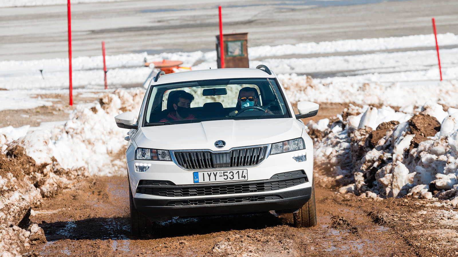 Εξαιρετική συμπεριφορά και στη λασπωμένη ανηφόρα, ενώ χρήσιμη είναι η δυνατότητα απενεργοποίησης του αντισπίν.