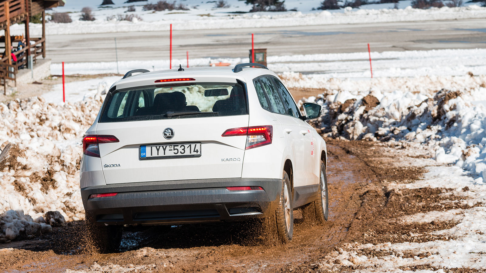 Αρωγός, όπως πάντα άλλωστε σε εκτός δρόμου συνθήκες, το DSG κιβώτιο, που έχει άμεση απόκριση προσφέροντας ακρίβεια στην παροχή ισχύος.