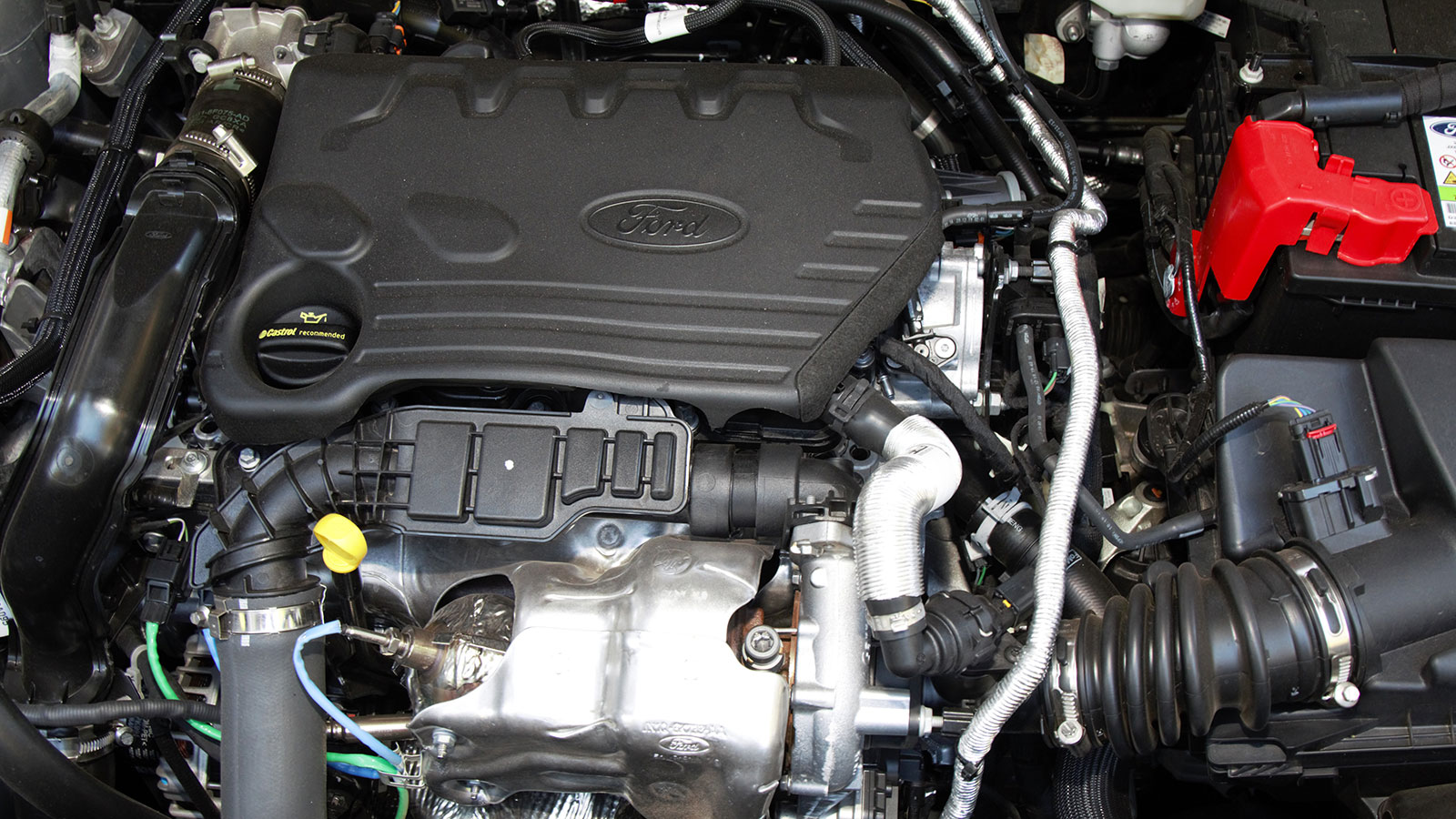 Ο κινητήρας των 1,5 λίτρων του Ford Kuga δεν βάζει φωτιά στην άσφαλτο με τις επιδόσεις του, είναι όμως ιδιαίτερα οικονομικός και πολιτισμένος. Το 8τάχ