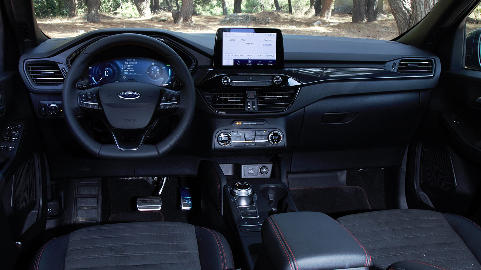 Το εσωτερικό του Ford Kuga είναι μοντέρνο και ποιοτικό. Η high-tech εικόνα του ενισχύεται από την έγχρωμη οθόνη αφής και τον ψηφιακό πίνακα οργάνων, ε