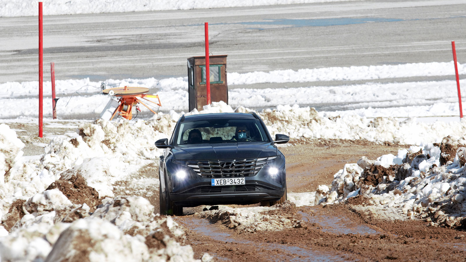 Το Traction Control και ο απότομος συμπλέκτης δυσκόλεψαν την εκκίνηση του Tucson στο ανηφορικό κομμάτι, όμως τα ελαστικά και η ισχύς του κινητήρα αντα