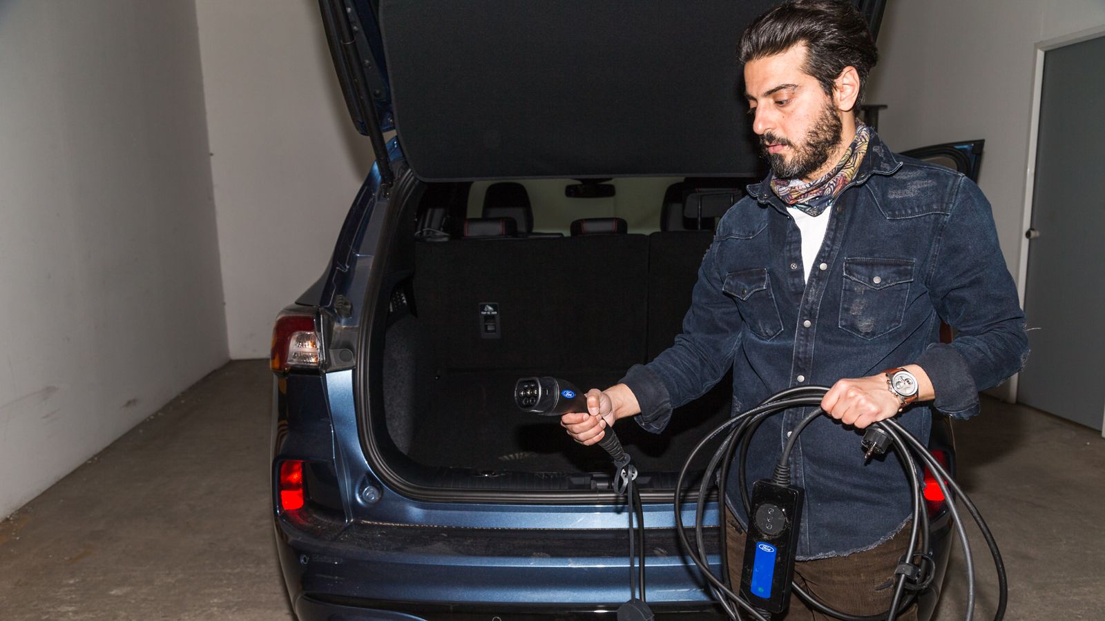 Η μπαταρία ιόντων λιθίου 14,4 kWh (10,6 kWh ωφέλιμη χωρητικότητα) φορτίζει σε 6 ώρες σε απλή πρίζα, με τη Ford να παρέχει στο στάνταρ εξοπλισμό το καλ