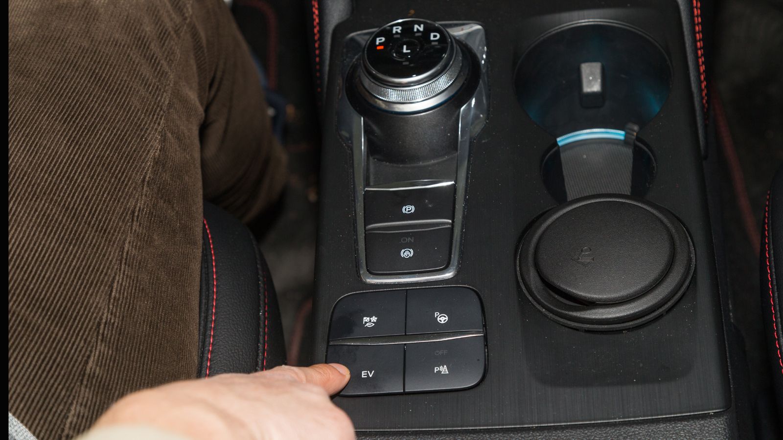 Στο Kuga PHEV θα συναντήσουμε 3 οδηγικά modes για την απόκριση του γκαζιού (ECO, Normal, Sport), δύο για εκτός δρόμου σημεία που επεμβαίνουν στο ESP W