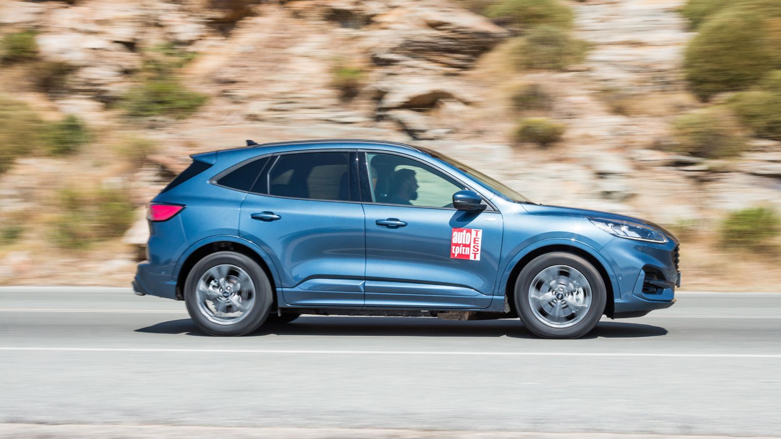 Οι επιδόσεις του Kuga PHEV είναι καταιγιστικές, όπως έδειξαν οι μετρήσεις μας: 0-100 χλμ./ώρα σε 8,9 δλ., 60-100 χλμ./ώρα σε 4,3 δλ. και 80-120 χλμ./ώ