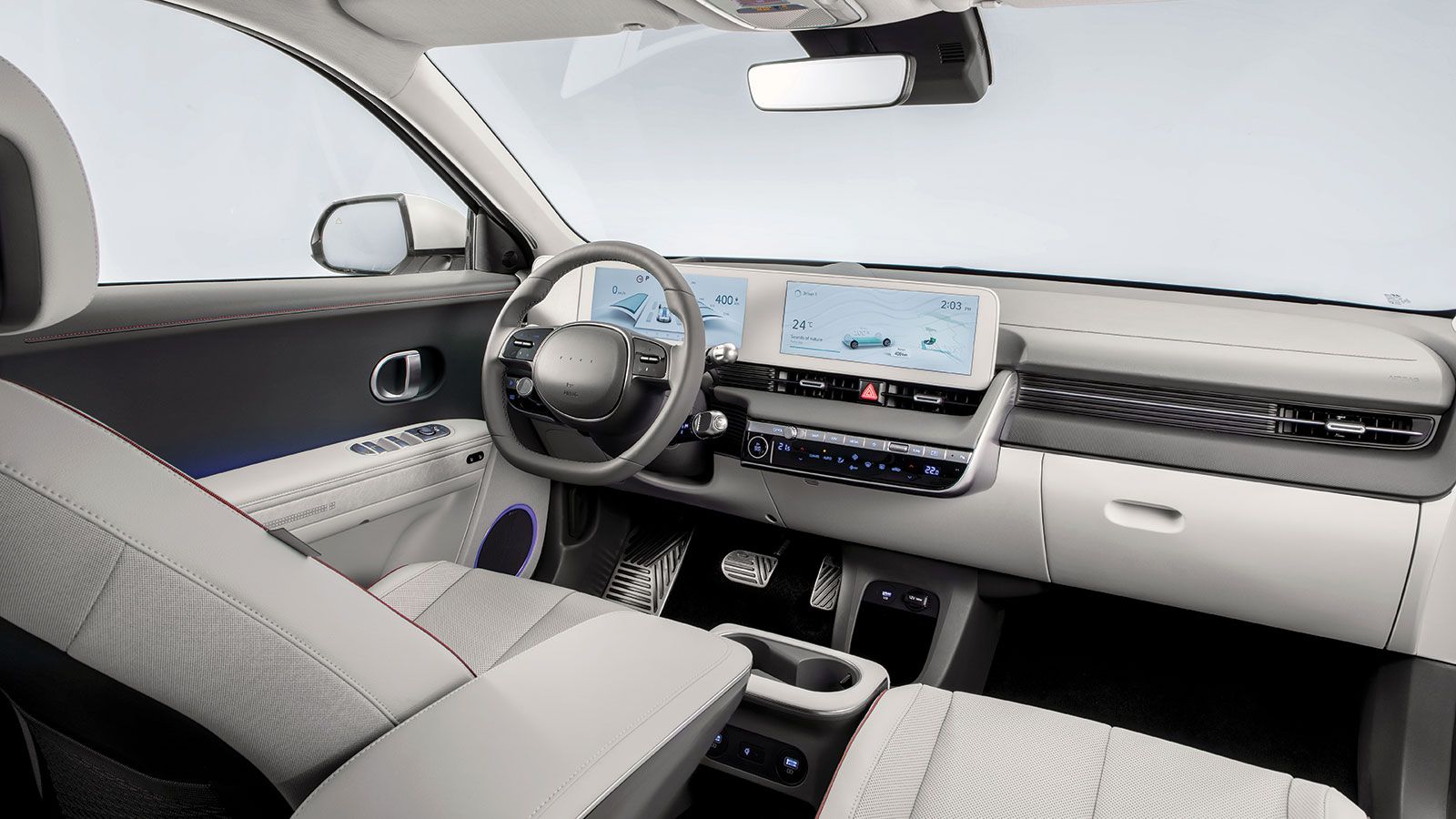 Η διάταξη στις οθόνες θυμίζει λίγο Mercedes, από πλευράς ευκρίνειας θα τη θέλαμε λίγο καλύτερη, το χρώμα του πλαισίου αυτών διαφοροποιείται ανάλογα τι