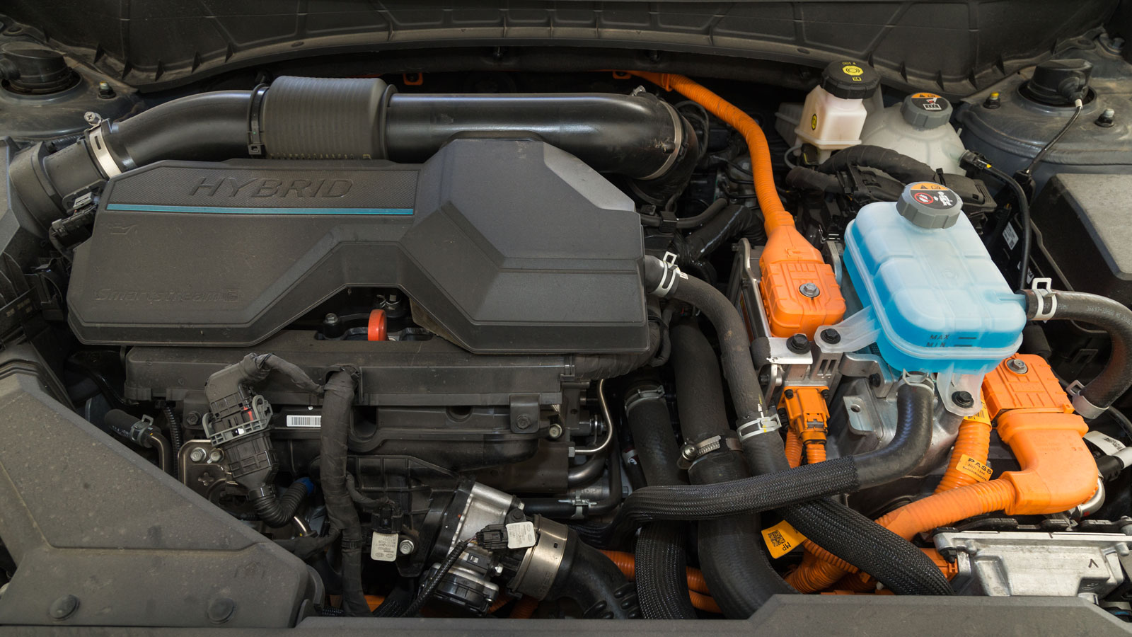 Το full υβριδικό σύστημα κίνησης του Hyundai Tucson αποδίδει 230 άλογα και 350 Nm ροπής, το κυριότερο όμως είναι πως συνδυάζεται με κιβώτιο διπλού συμ
