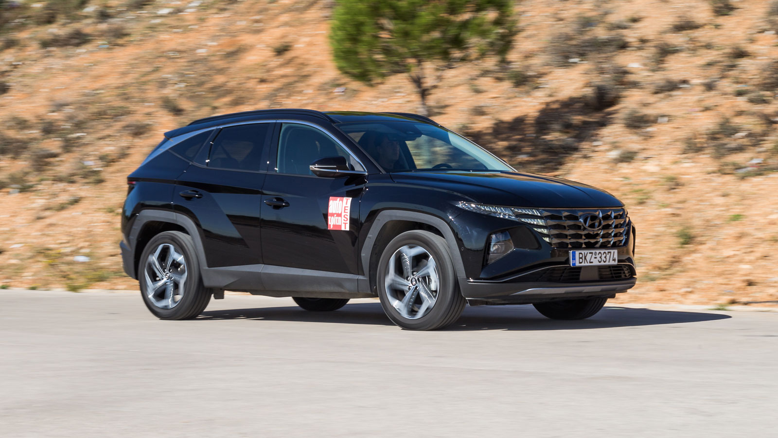 Το Hyundai Tucson έχει τον τρόπο να σε κερδίζει χάρη στο σωστό του «στήσιμο», το εξαιρετικό πλαίσιο και το πλεονέκτημα της πίσω ανάρτησης πολλαπλών συ