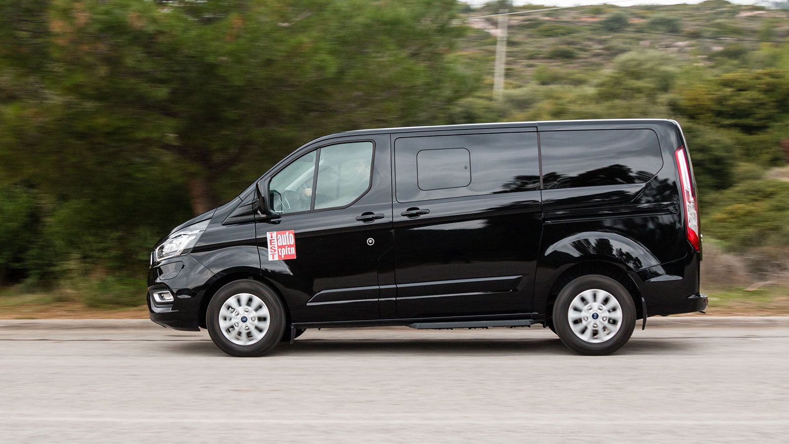 Το υβριδικό σύστημα του Tourneo Custom εν τέλει καταφέρνει να περιορίσει σημαντικά την κατανάλωση, η οποία σε μικτές συνθήκες δεν θα ξεπεράσει τα 6,5 
