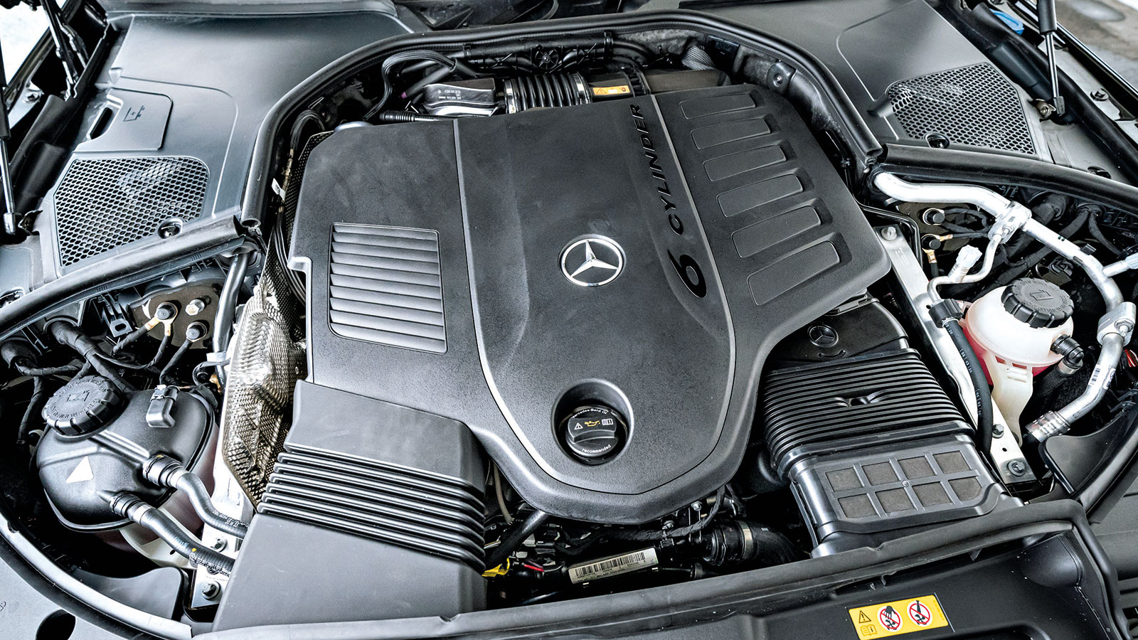 Ο 3λιτρος 6κύλινδρος σε σειρά turbo κινητήρας της S500 4Matic αποδίδει 435 άλογα και εξασφαλίζει καταιγιστικές επιδόσεις, όντας πολιτισμένος στη λειτο