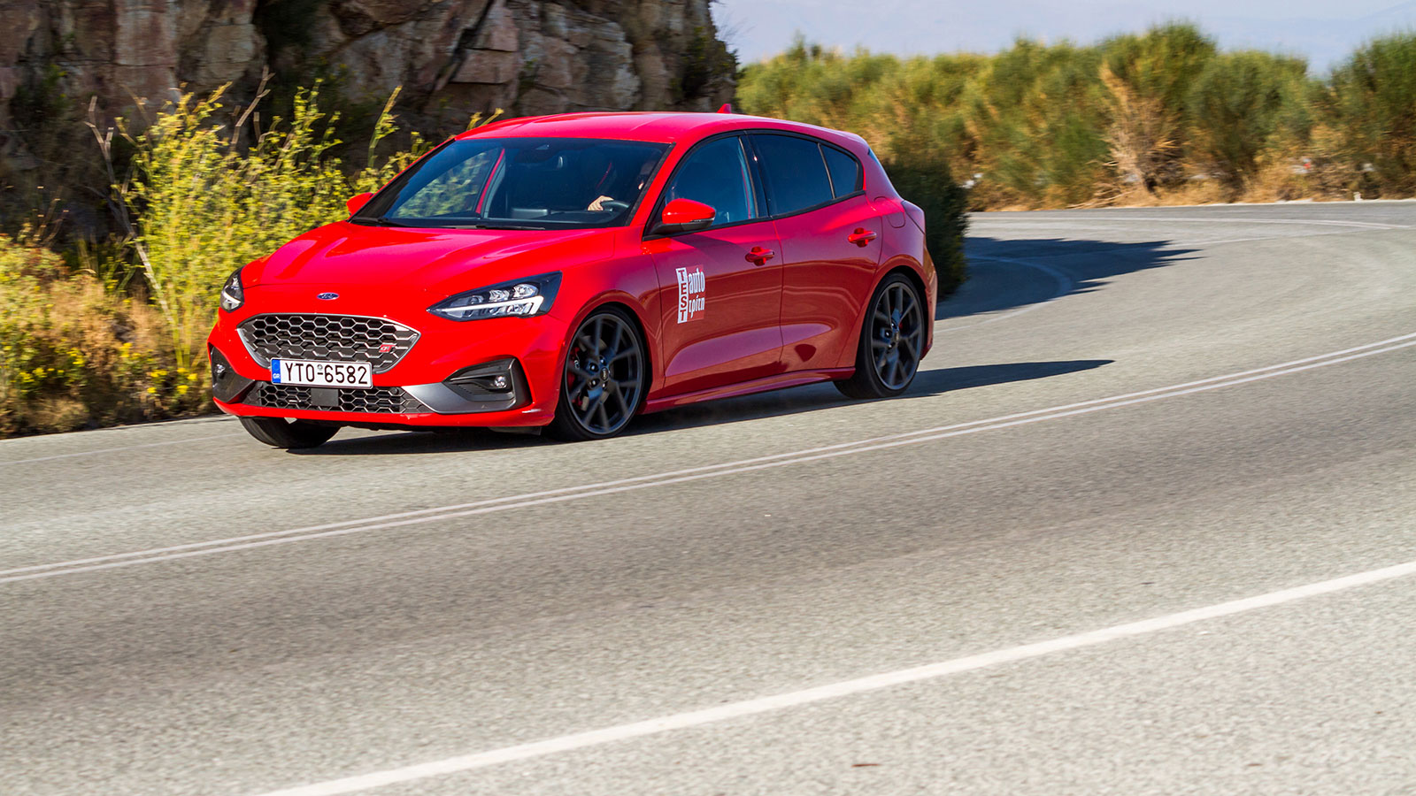Ο εκπρόσωπος της Ford Performance 
εκφράζεται με την σπορτίφ διακόσμησης της έκδοσης ST, στης οποίας το καπό «ουρλιάζουν» 280 άλογα από τον 2,3 EcoBo