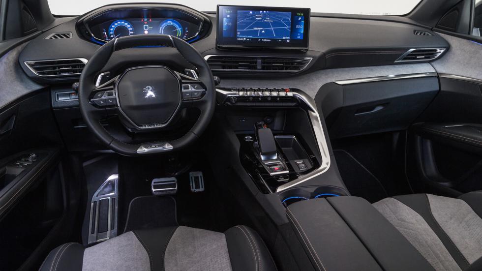 Η καμπίνα του 3008 σε κερδίζει αμέσως με την απτή ποιότητα κατασκευής και το εκλεπτυσμένο design. Η μεγαλύτερη κεντρική οθόνη και οι νέες επενδύσεις ε