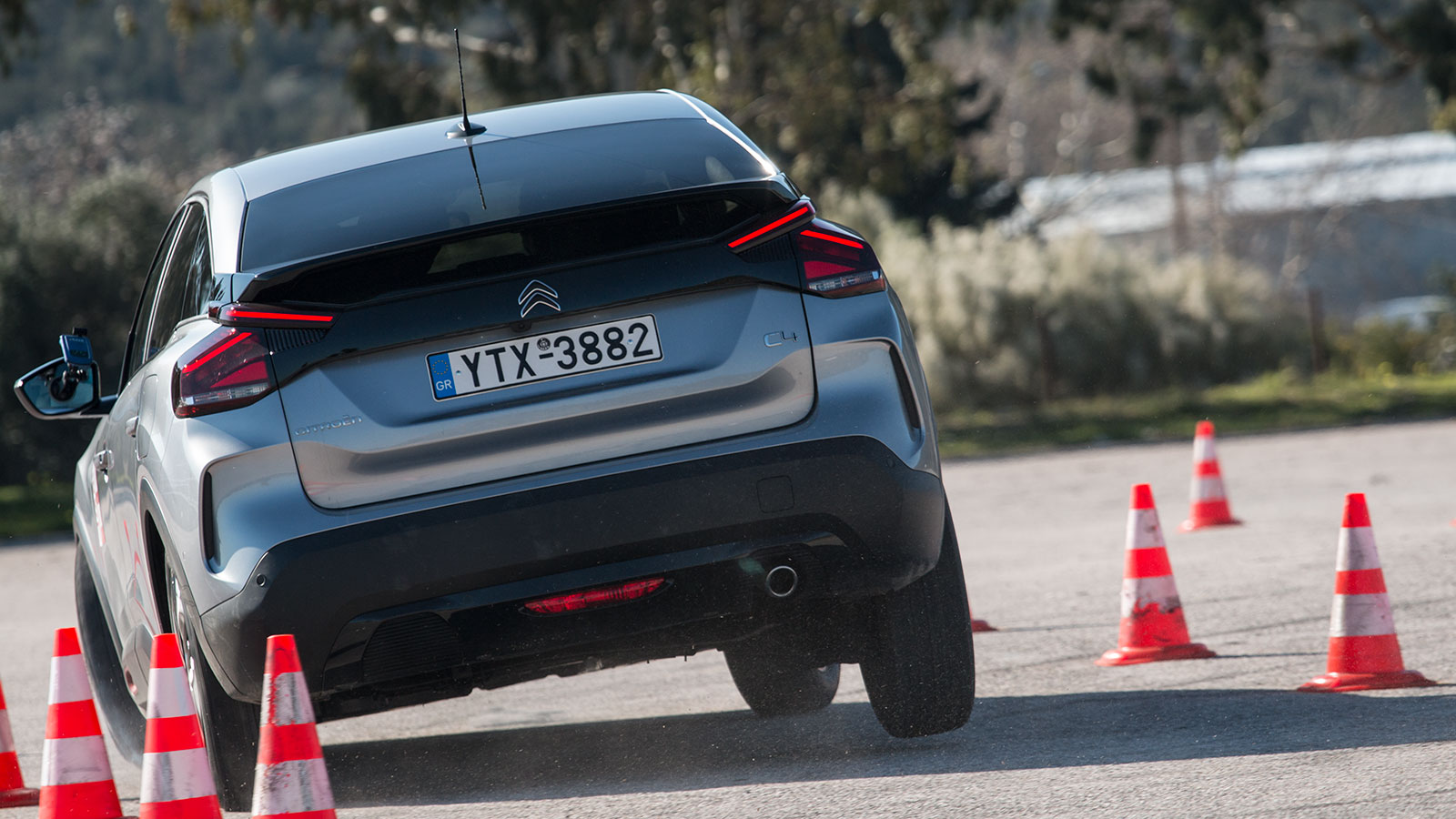 Από τα 73 χλμ./ώρα και πάνω οι κλίσεις του 
C4-Cross είναι έντονες, ενώ το σύστημα διεύθυνσης σε δυσκολεύει να κατευθύνεις σωστά το αυτοκίνητο στις ε