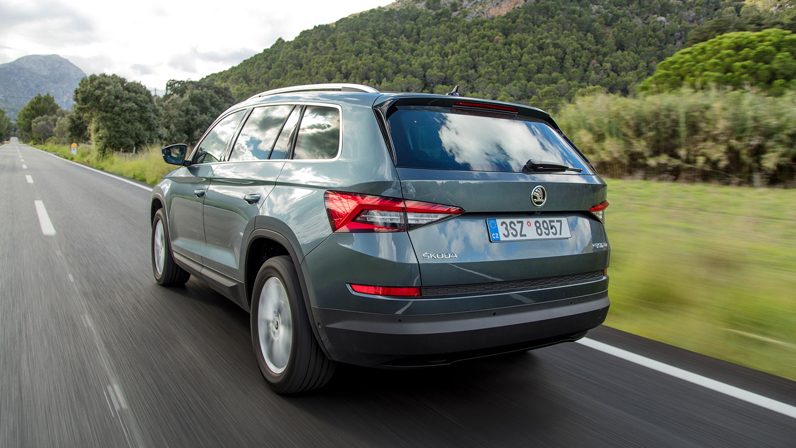 Το Kodiaq επιβάλλεται μέσω των διαστάσεων και της σχεδίασής του ενώ στην πλούσια γκάμα του περιλαμβάνονται και 7θέσιες εκδόσεις. 
