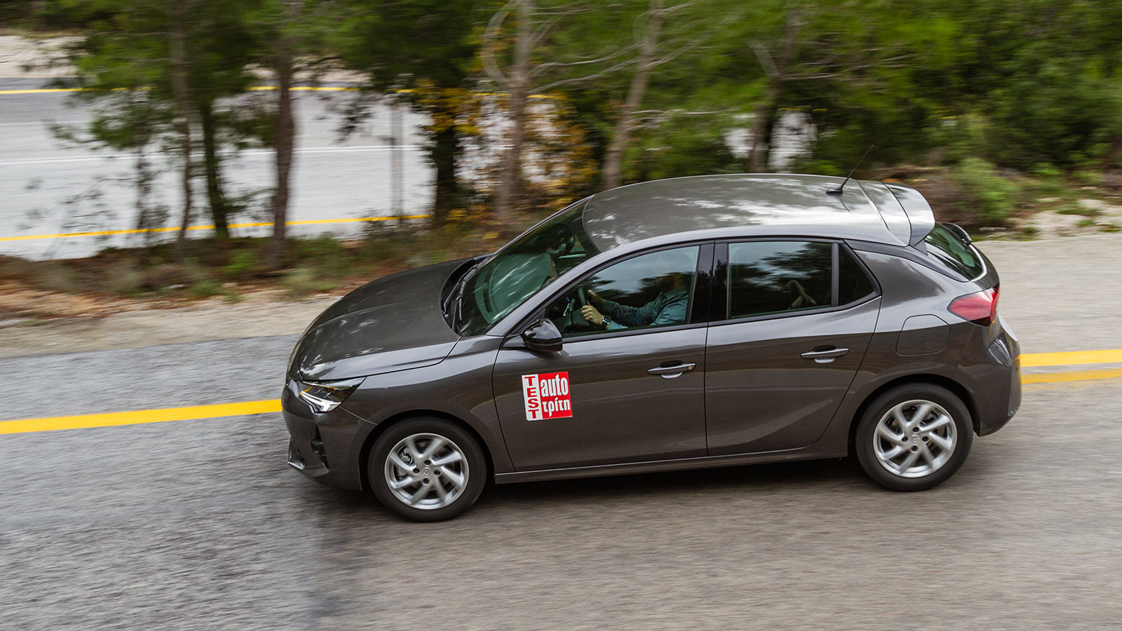 Το Opel Corsa 1,2 DIT 100 PS είναι το πιο προσιτό της παρέας, χωρίς κάποια σημαντική έλλειψη στον εξοπλισμό άνεσης και ασφάλειας. Εμφανίζει τις πιο ζω
