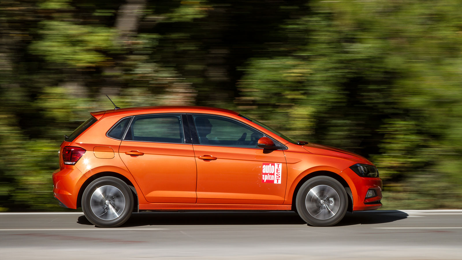 Το VW Polo 1,0 ΤSI 95 PS είναι το μόνο από τα μοντέλα της αντιπαράθεσης με 5άρι κιβώτιο. Η μακριά κλιμάκωση ευνοεί τη χαμηλή κατανάλωση, όχι όμως και 