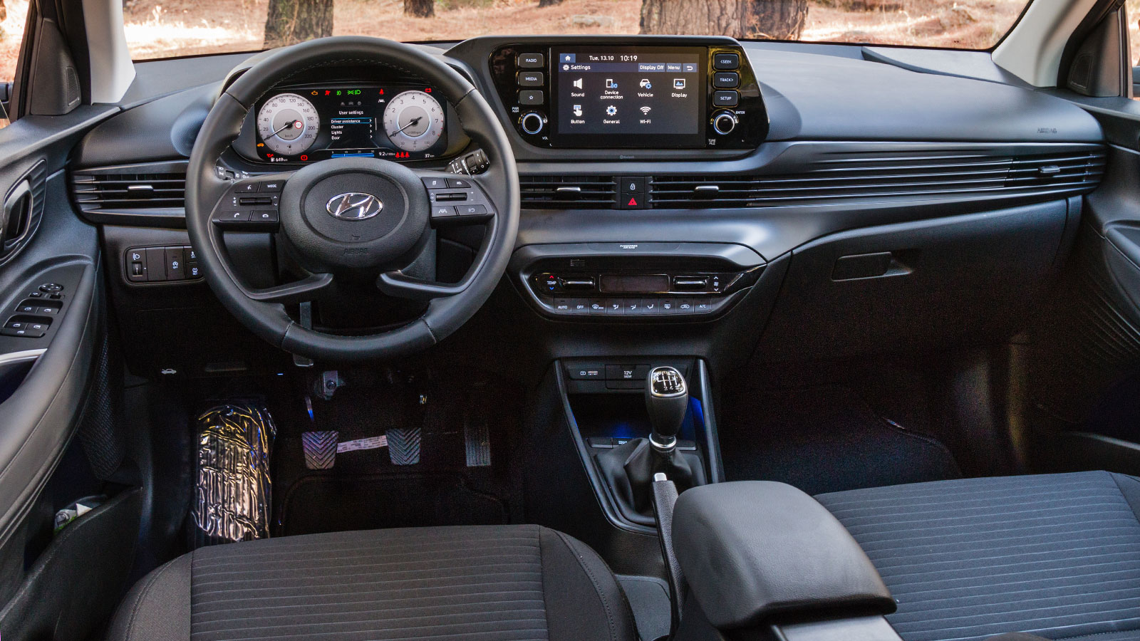 Το εσωτερικό του Hyundai i20 είναι καλό ποιοτικά και σύγχρονο σχεδιαστικά ενώ κερδίζει τις εντυπώσεις με τον πλούσιο εξοπλισμό του. Στάνταρ ο ψηφιακός