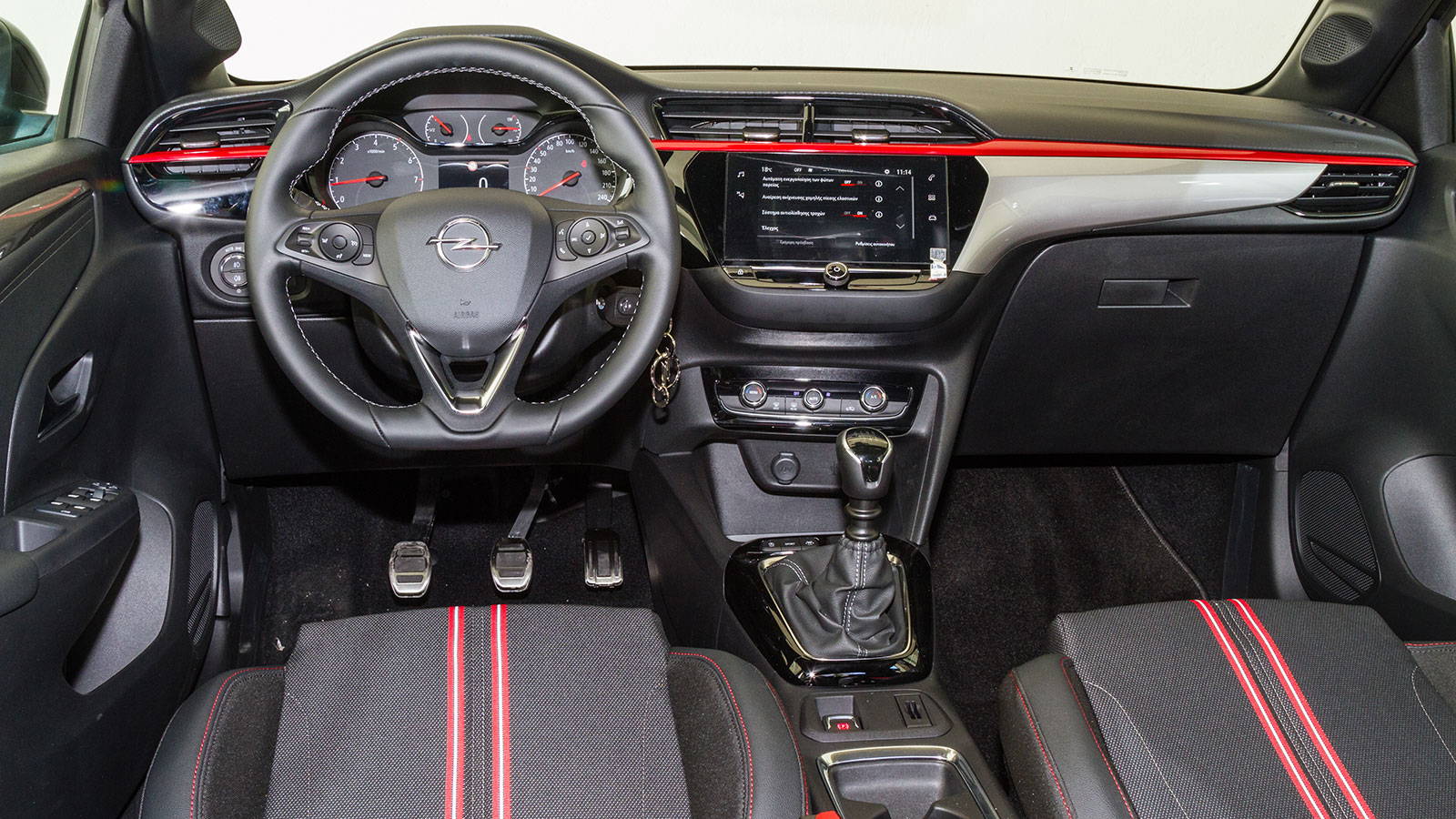 Υψηλό το επίπεδο ποιότητας στην καμπίνα του Opel Corsa. Η κεντρική οθόνη αφής είναι ενσωματωμένη στο ταμπλό και έχει μια καλοδεχούμενη κλίση προς τον 