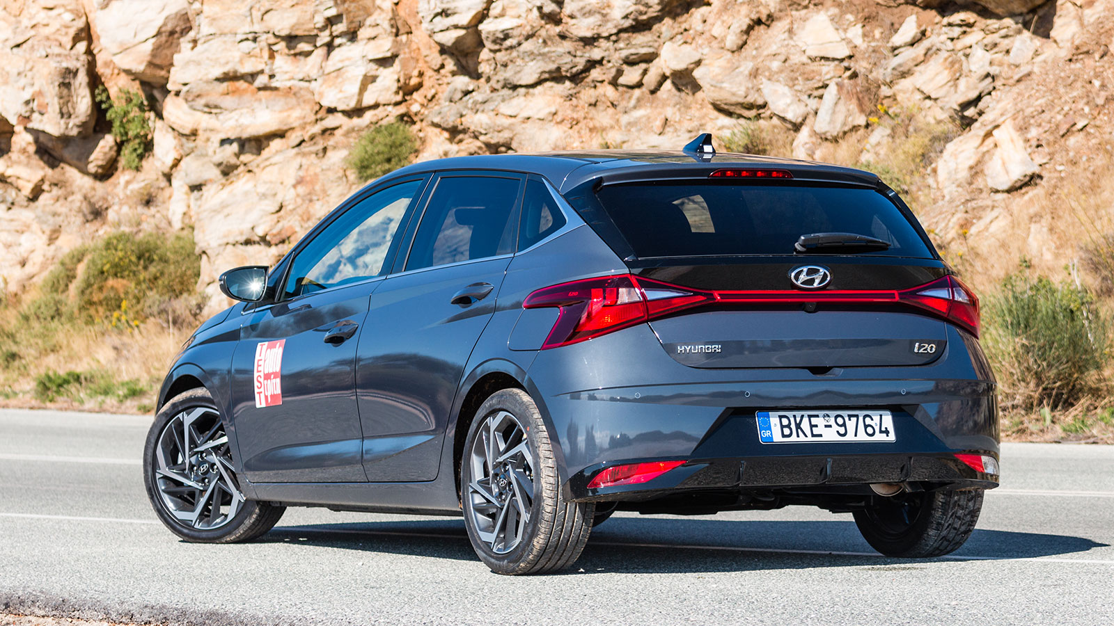 Η σχετικά σφιχτή ανάρτηση επιτρέπει στο Hyundai i20 
να παρουσιάσει ένα πιο ενδιαφέρον οδηγικό προφίλ σε εκτός πόλης διαδρομές, χωρίς ωστόσο να «ξεχν
