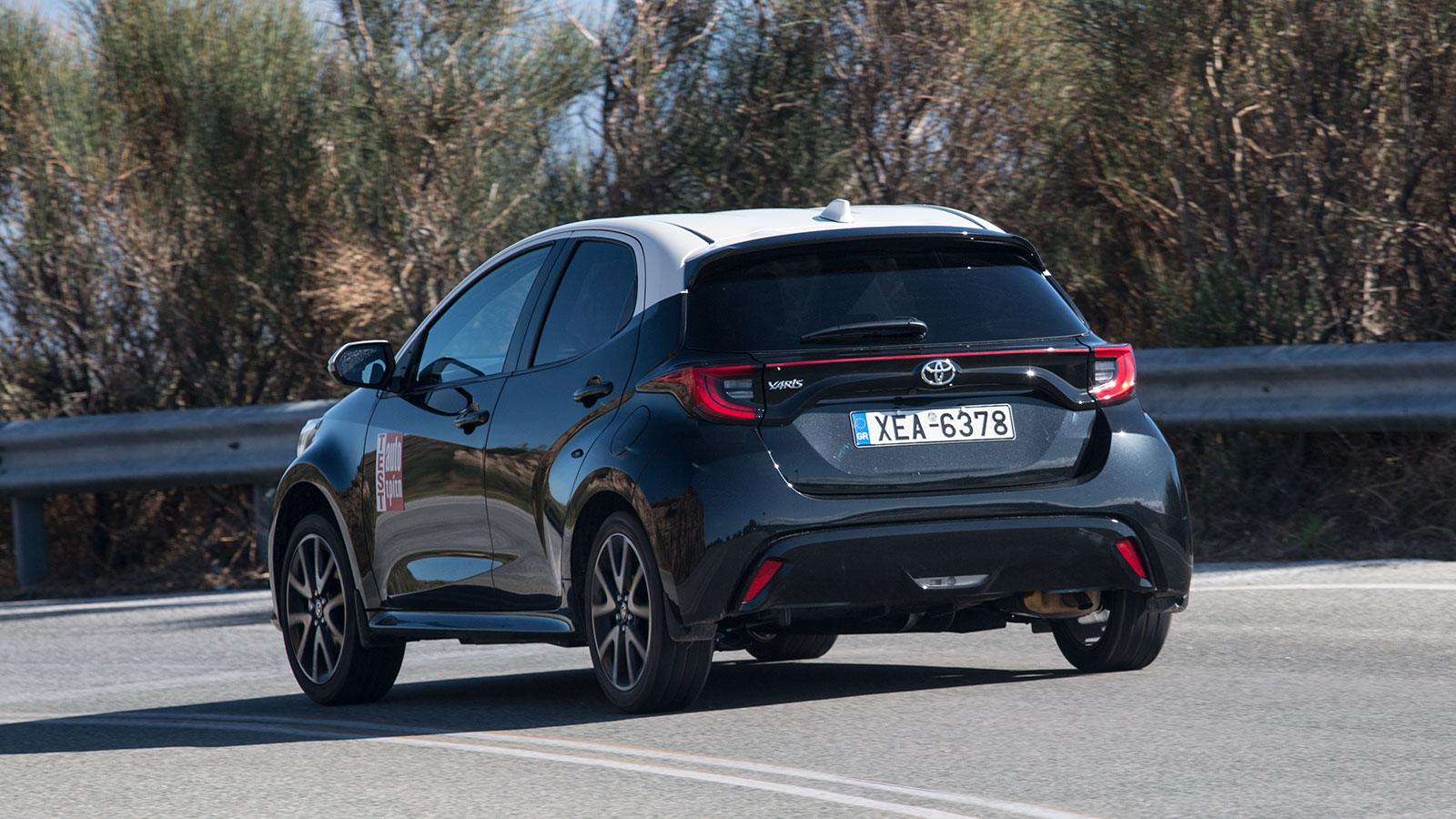 Ακόμα και σε μια στριφτερή 
διαδρομή το Yaris σε κερδίζει και με το παραπάνω καθώς οι προβλέψιμες και 
προοδευτικές υποστροφικές αντιδράσεις του είν