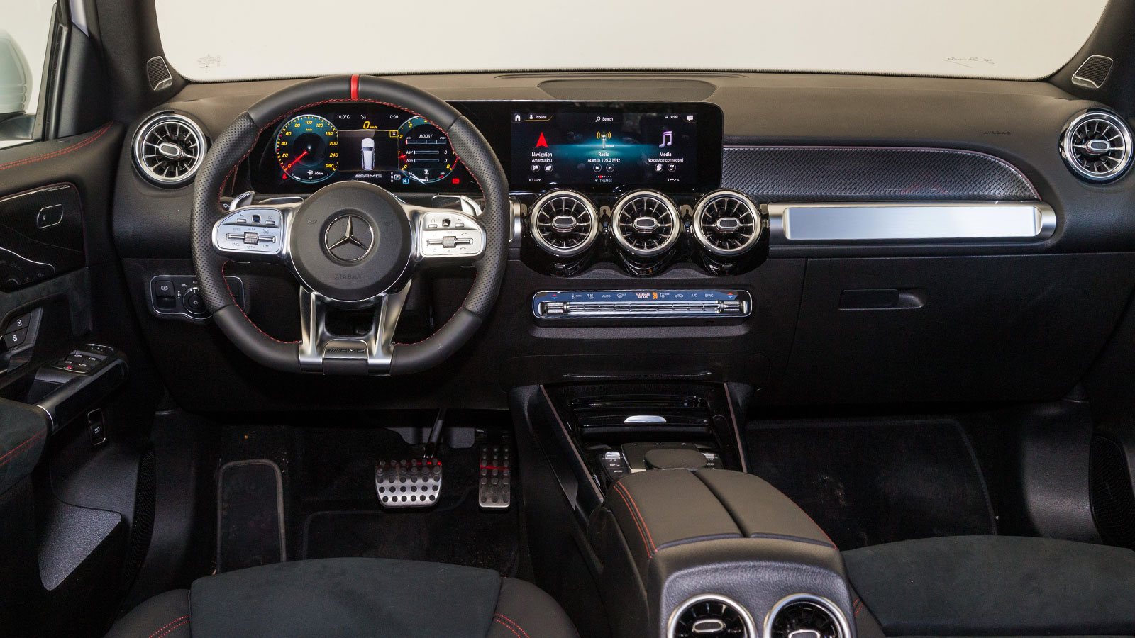Οι σπορ λεπτομέρειες της GLB A 35 AMG εισχωρούν στον ποιοτικό και high-tech διάκοσμό της και διαμορφώνουν ένα πολύ ευχάριστο αποτέλεσμα.
