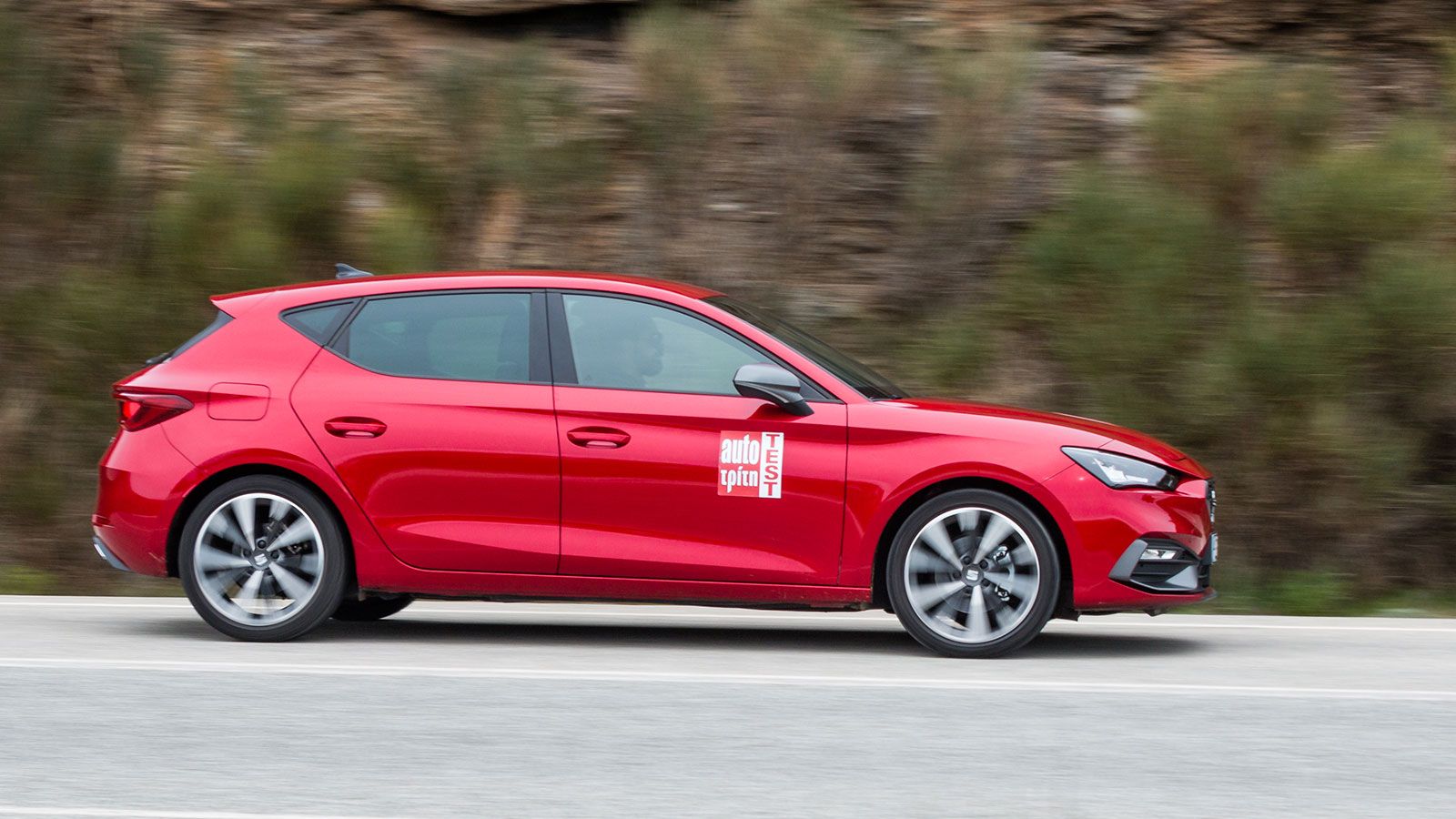 Το νέο SEAT Leon έχει από την αρχή ένα σημαντικό ατού: Παραμένει αναγνωρίσιμο, διαθέτοντας όμως ελκυστικά τολμηρή μορφή και δυναμικές αναλογίες.