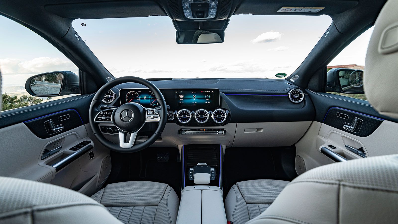 Η Mercedes GLA και σε αυτή της την έκδοση προβάλλει έναν έντονα high-tech διάκοσμο και πολυτέλεια ενώ ποιοτικά ακολουθεί τα υψηλά επίπεδα της Α-Class 