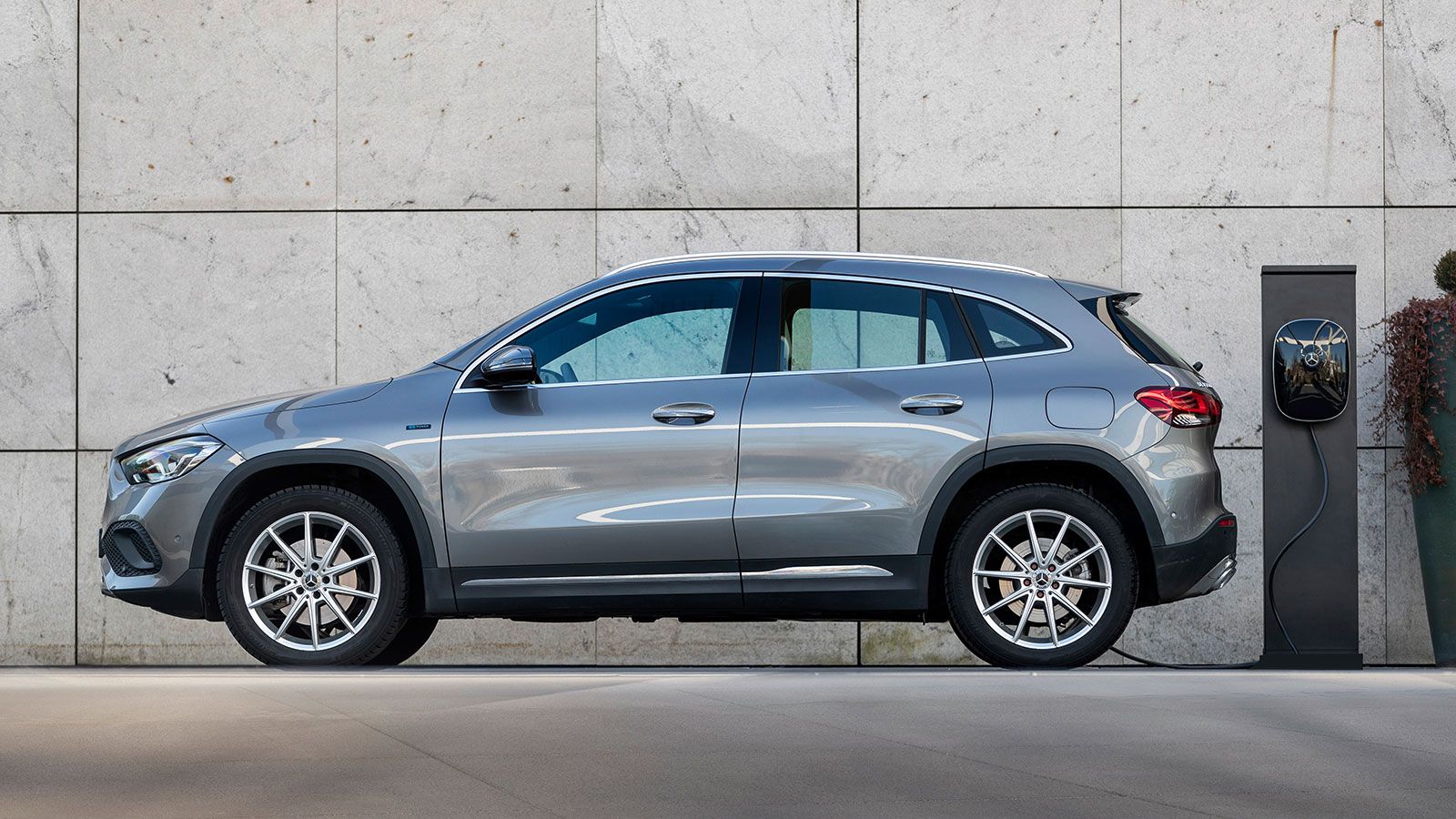 BMW X1 xDrive25e VS Mercedes GLA 250 e