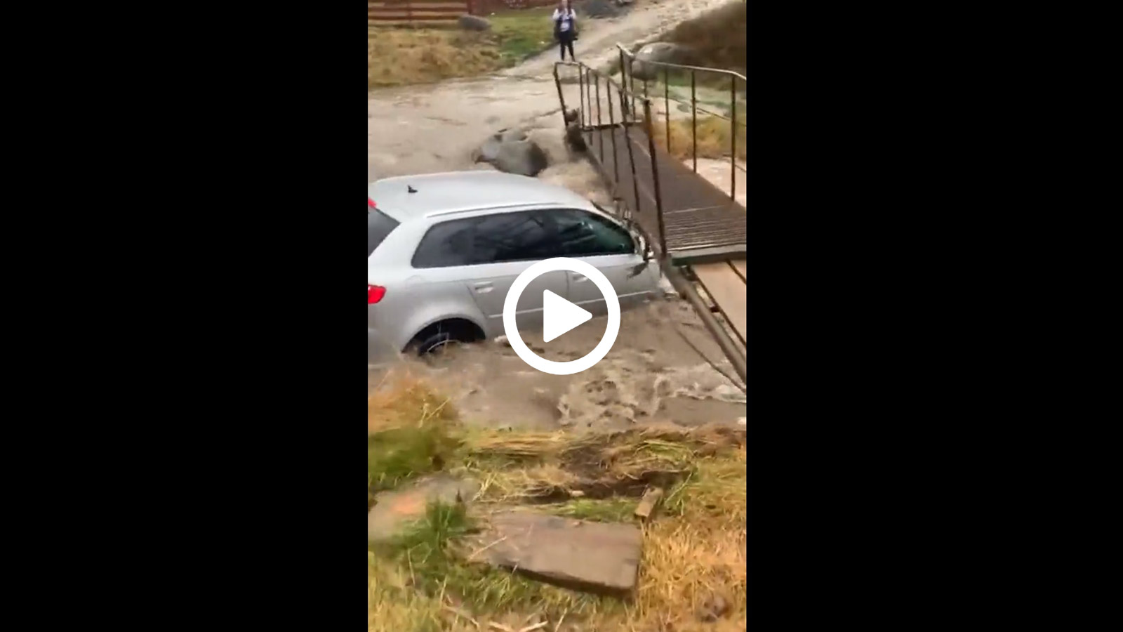 Οδηγός περνάει με Audi από ποτάμι και παρασύρεται