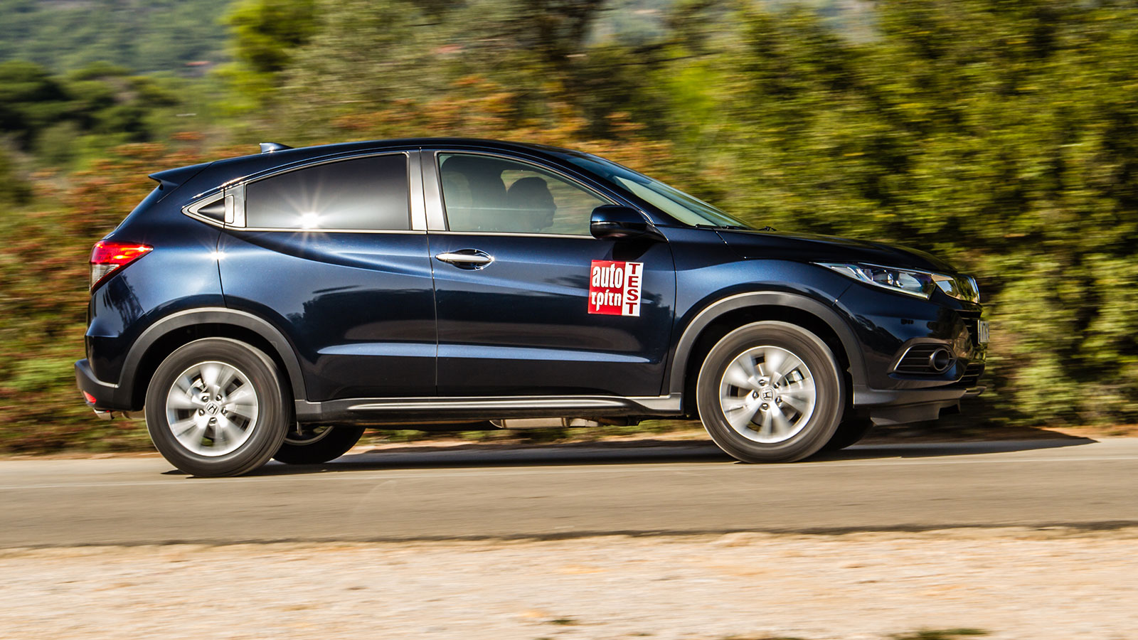 Το Honda HR-V κινείται με άνεση χάρη στα 130 άλογα του 1,5 i-VTEC. Το CVT κιβώτιο προσφέρει ευκολία, αλλά στην πλήρη επιτάχυνση δημιουργεί αρκετό θόρυ